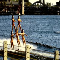 5 people pyramid-water-skiing
